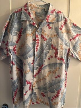 Vacation-Ready Light Blue Floral Camp Collar Shirt